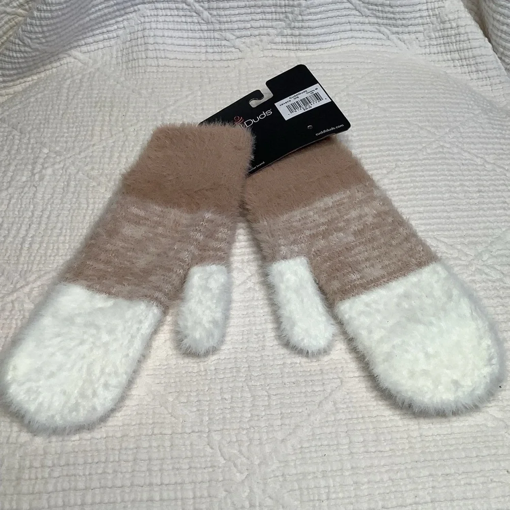 Cuddl Duds NWT Tan and White Ombré Fuzzy Warm mittens